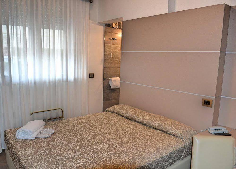 Hotel Tiffany Marina di Massa Exterior photo